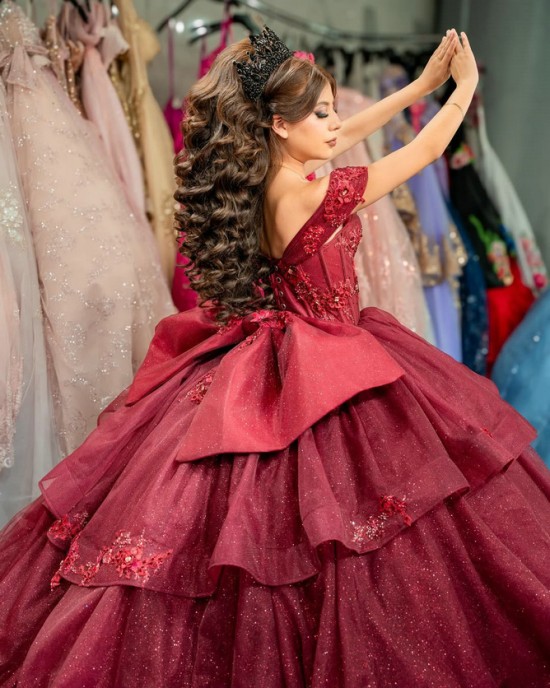 Off Shoulder Burgundy Quinceanera Dress Sweetheart Neck Vestidos De 15 Anos Tiered Sweet 16 Birthday Pageant Party Ball Gown Customized