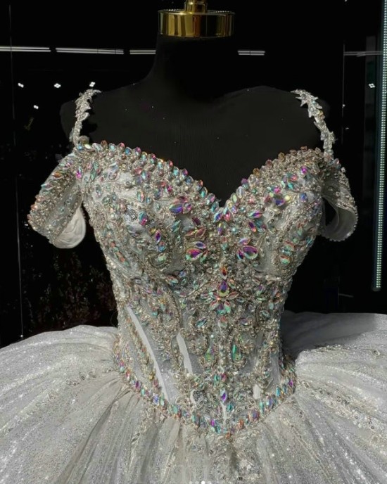 Off Shoulder Silver Quinceanera Dress Crystal Sweet 15 Gowns Lace Appliques Wear Pageant V Neck 2024 Ball Gown Princess Dresses