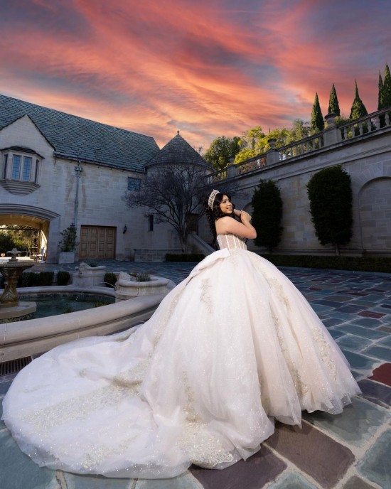 Sleeveless Lace Appliques Ball Gown Sweetheart Neckline Crystals Ivory Quinceanera Dresses With Bow