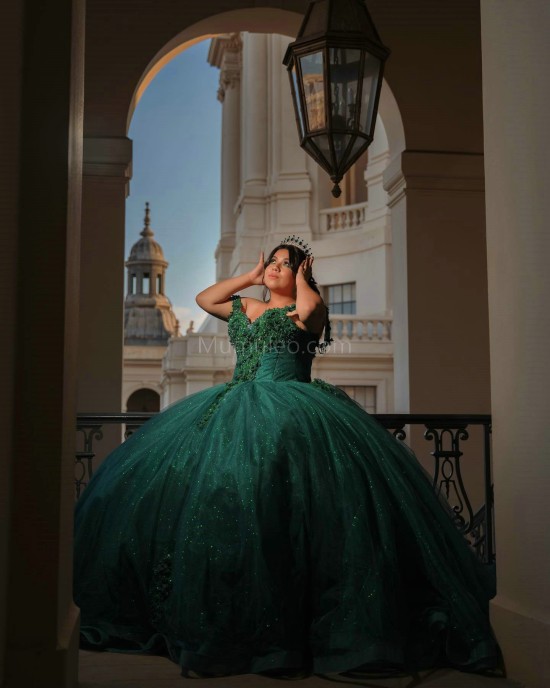 Off Shoulder Emerald Green Quinceanera Dresses V Neck Lace Appliques 15 Dress