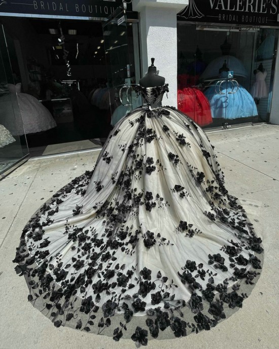 Of The Shoulder Black Quinceanera Dress Sweetheart Neck  Ball Gown With Three Dimensional Flowers 15 Dresses