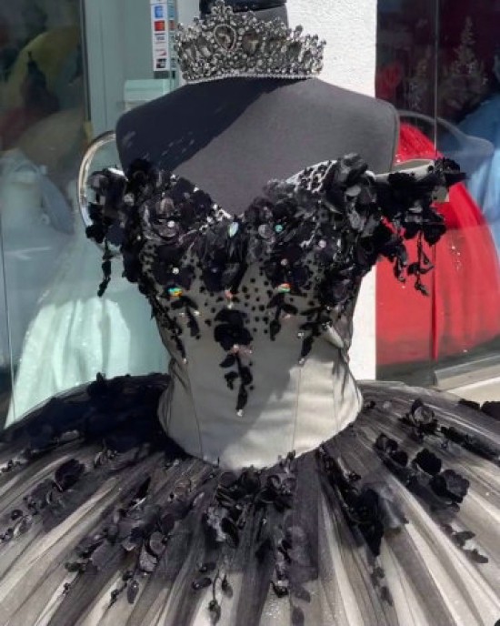 Of The Shoulder Black Quinceanera Dress Sweetheart Neck  Ball Gown With Three Dimensional Flowers 15 Dresses