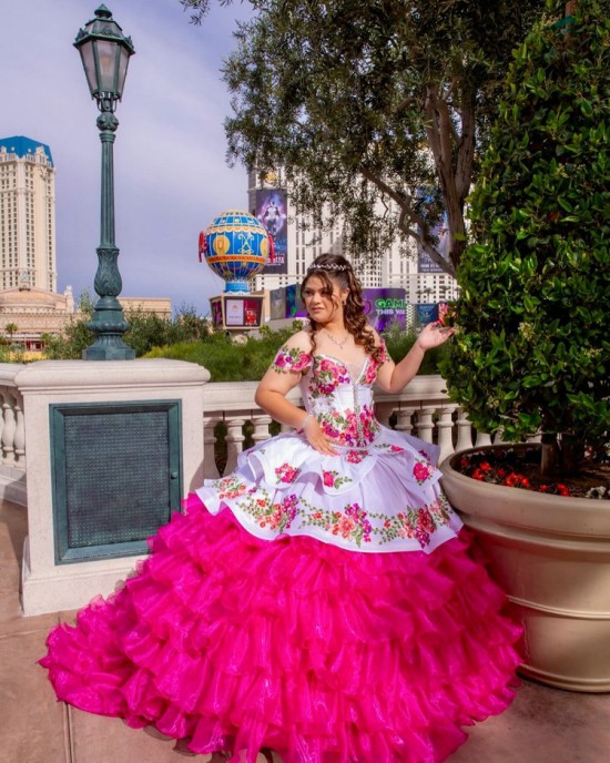 Ruffle Off Shoulder White On Pink Quinceanera Dress Lace Appliques Sweetheart Neck 15 Dresses