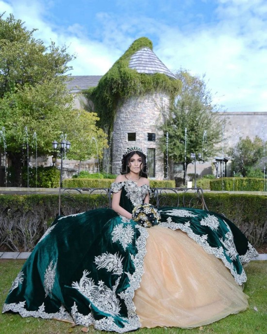 Off Shoulder Emerald Green Quinceanera Dress Sweetheart Neck Metallic Sequin 15 Dresses