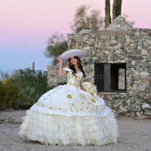 Off Shoulder Layered White Quinceanera Dress Lace Appliques Sweetheart Neck 15 Dresses