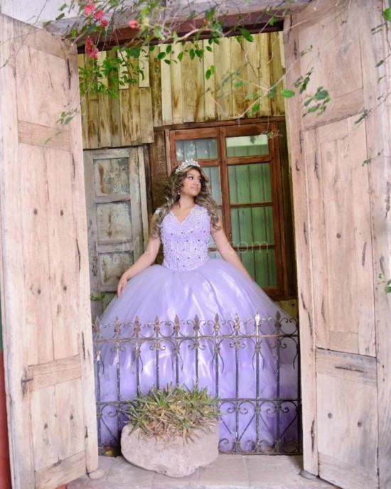 Sleeveless Tiered Lilac Quince Dresses Lace Appliques V Neck 15 Dress