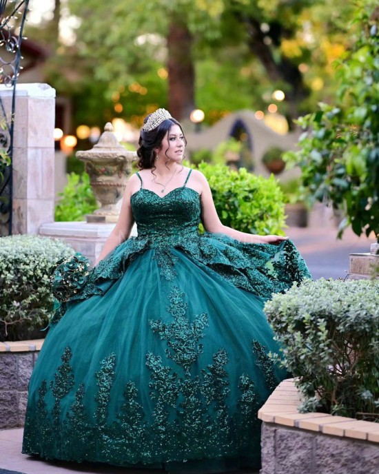 Sweetheart Neck Emerald Green Quinceanera Dress Metallic Sequin Sleeveless 15 Dresses