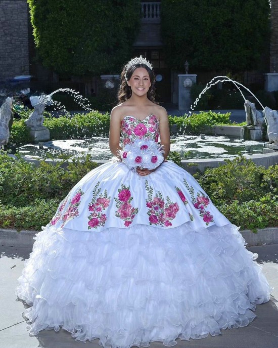 Sweetheart Neck Ruffled White Quinceanera Dress Lace Appliques Sleeveless 15 Dresses