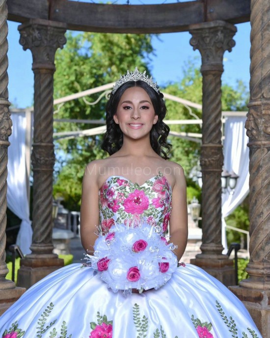 Sweetheart Neck Ruffled White Quinceanera Dress Lace Appliques Sleeveless 15 Dresses