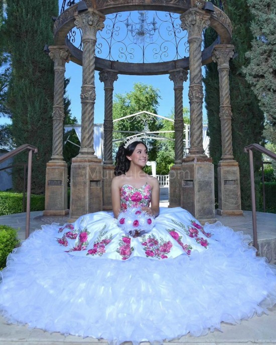 Sweetheart Neck Ruffled White Quinceanera Dress Lace Appliques Sleeveless 15 Dresses