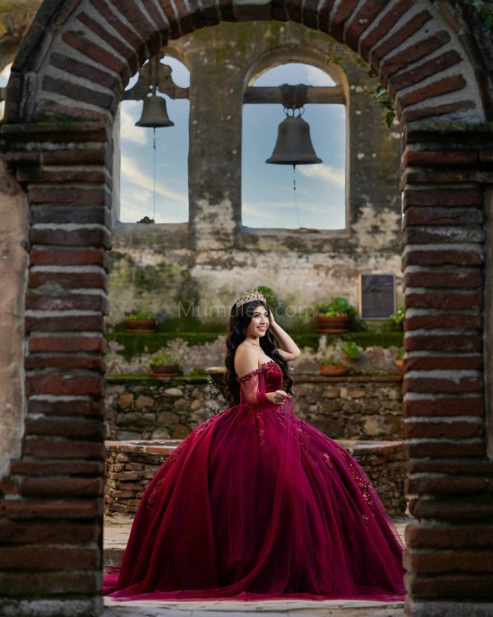 Off Shoulder Burgundy Quinceanera Dresses Sweetheart Neck Lace Appliques 15 Dress