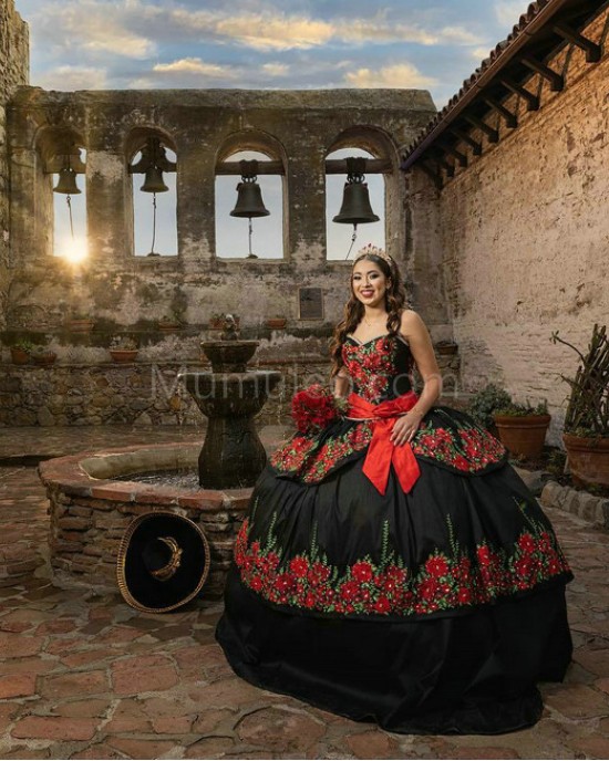 Sleeveless Black On Red Quinceanera Dresses Sweetheart Neck Lace Appliques 15 Dress