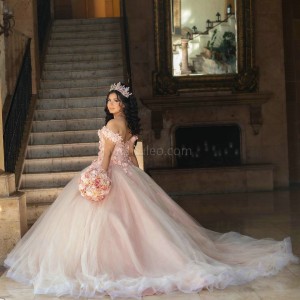 Pink Off Shoulder Quinceanera Dress Lace Appliques Sweetheart Neck 15 Dresses