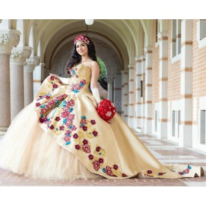 Sleeveless Champagne Quinceanera Dress Lace Appliques Sweetheart Neck 15 Dresses