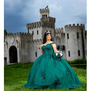 Spaghetti Strap Emerald Green Quinceanera Dress Lace Appliques Sweetheart Neck 15 Dresses