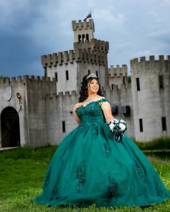 Spaghetti Strap Emerald Green Quinceanera Dress Lace Appliques Sweetheart Neck 15 Dresses