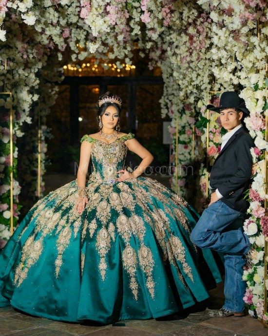 Emerald Green Off Shoulder Quinceanera Dress Lace Appliques V Neck 15 Dresses