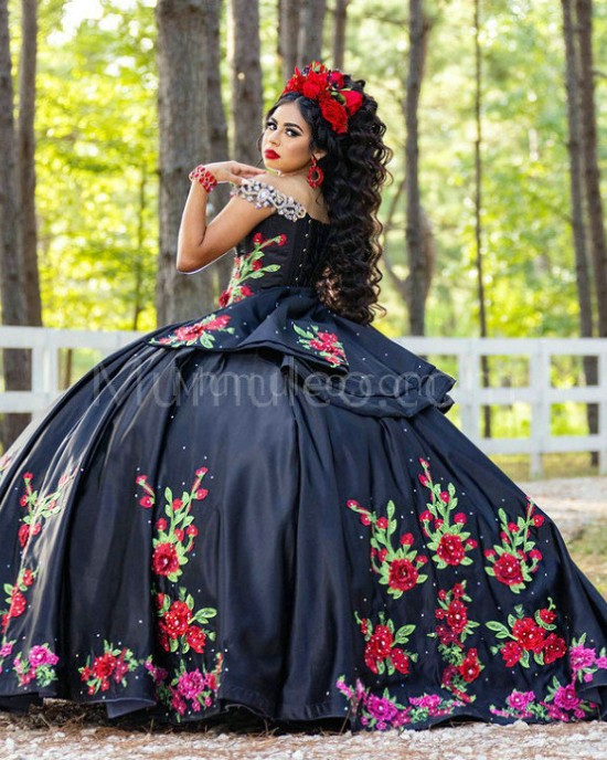 Off Shoulder Black Quinceanera Dress Lace Appliques Sweetheart Neck 15 Dresses