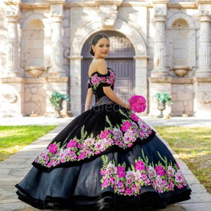 Off Shoulder Black Quinceanera Dresses Lace Appliques Sweetheart Neck 15 Dress