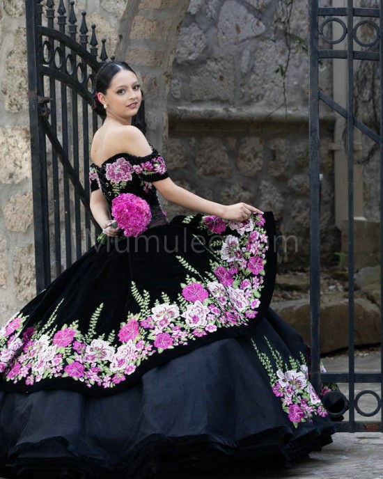 Off Shoulder Black Quinceanera Dresses Lace Appliques Sweetheart Neck 15 Dress