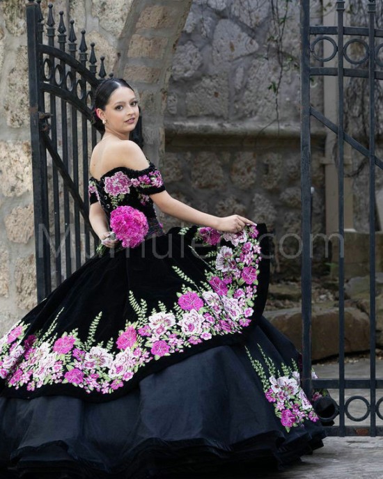 Off Shoulder Black Quinceanera Dresses Lace Appliques Sweetheart Neck 15 Dress