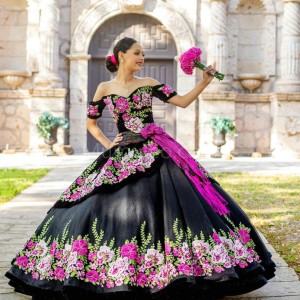 Off Shoulder Black Quinceanera Dresses Lace Appliques Sweetheart Neck 15 Dress