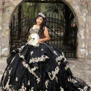 Sleeveless Black Quinceanera Dress Lace Appliques Sweetheart Neck 15 Dresses