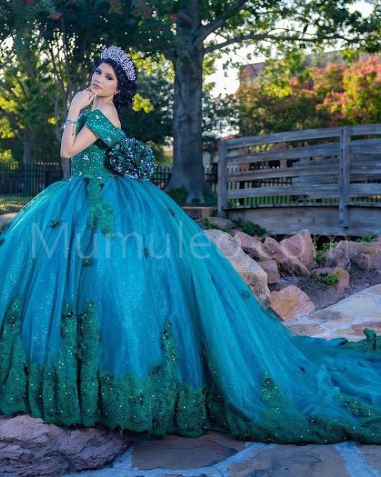 Sleeveless Emerald Green Quinceanera Dress V Neck Lace Appliques 15 Dresses